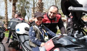 Yunus polisleri, çocukların gönlünü fethetti