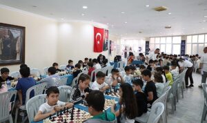 Başkan Çerçioğlu’nun destekleri ile satranç öğrenen öğrenciler hamlelerini yarıştırdı