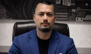 Atakan Taşur Türkiye’den Türk Dünyasına uzanan başarı hikayesiyle dikkat çekiyor