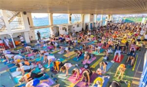 Körfez’in mavisinde 400 kişilik yoga buluşması