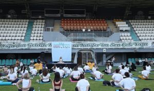 Sağlıklı yaşlanma için yoga yaptılar