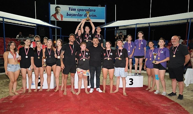 Dikili’nin Yıldızları Kupayı Kaldırdı