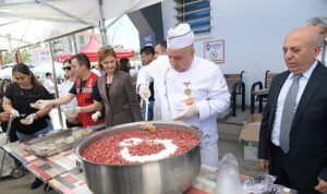 Salı Pazarında Aşure İkramı